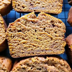 Dik gesneden pompoenbrood, herfstfavorieten, pompoen, dessertbrood, ontbijtbrood