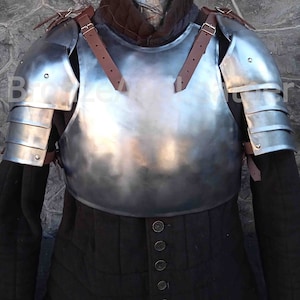 set chest armor, pair of pauldrons