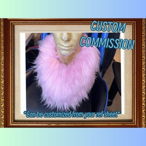 Może przedstawiać: Różowy kołnierz ze sztucznego futra, prezentowany na głowie manekina. Obraz jest oprawiony i zawiera tekst "CUSTOM COMMISSION" oraz "Can be customized from your ref sheet".