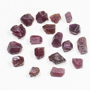 15Cts Rubin Kristall Roh Lot 18 Stück Roh Rubin Kristall, natürlicher Rubin, Rubin Stein, Rubin Himbeere, Rubin, Größe 5 mm - 7 mm