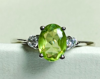 Vintage Oval Peridot Ring: Natural Green Gem, Sterling Silver
