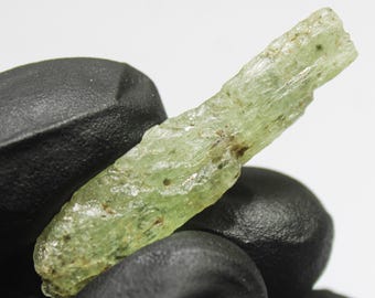 Raw Green Kyanite Piece: Natural Gemstone for Jewelry Making (16.80 Carats, 40x10x5 mm