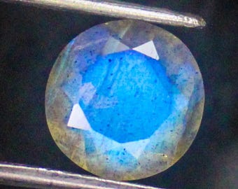 Faceted Black Labradorite Gemstone: Round Cut, 3.00 Carats