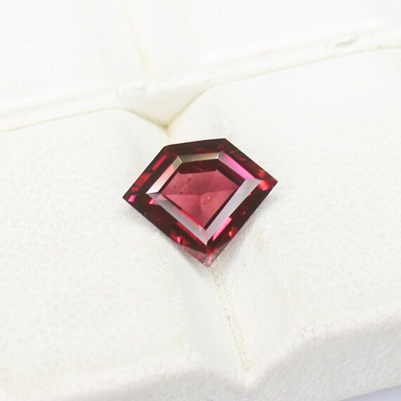 Faceted Red Garnet Gemstone: 2.00 ct, 7x9x4 mm Fancy Cut