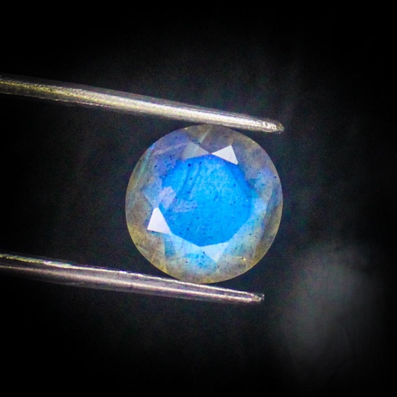 Faceted Black Labradorite Gemstone: Round Cut, 3.00 Carats