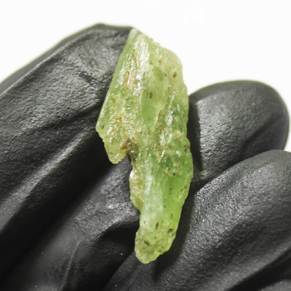 Raw Green Kyanite Piece: 16.75 Carats, 30x11x7 mm for Jewelry Making