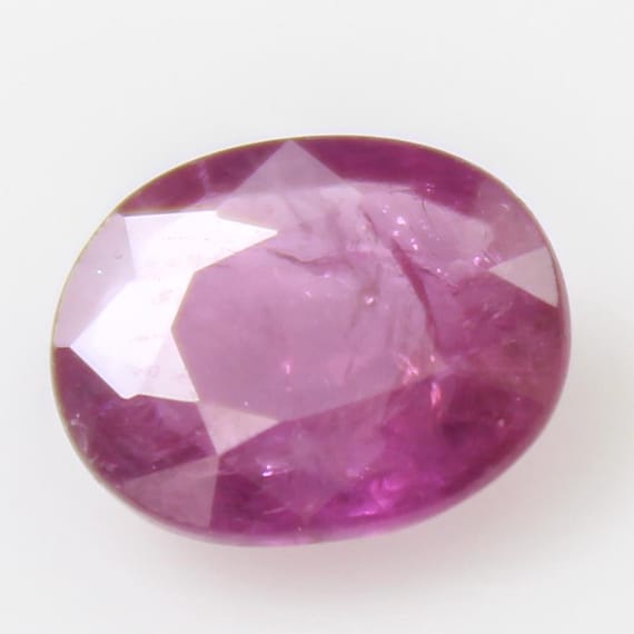 Faceted Pink Sapphire Gemstone: 1.75 Carat Oval Cut (8.5x6.5x3 mm)