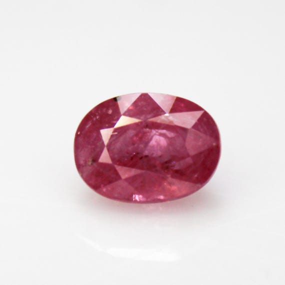 Faceted Pink Sapphire Gemstone: Oval Cut, 2.14 CT, 8x6x5 mm