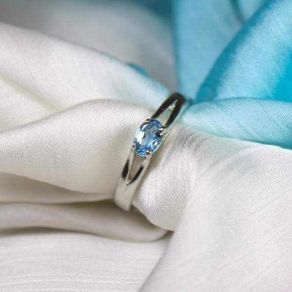 Natural Swiss Blue Topaz Ring: Vintage Sterling Silver Oval Gemstone