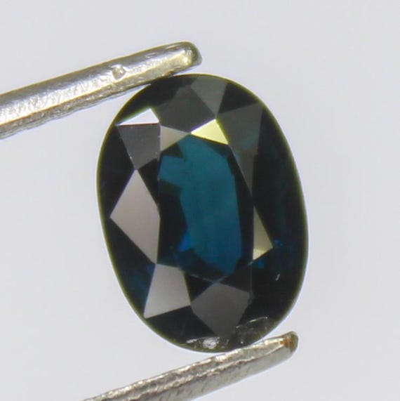 Faceted Blue Sapphire Gemstone: 1.50 Carat Oval Stone for Jewelry Making