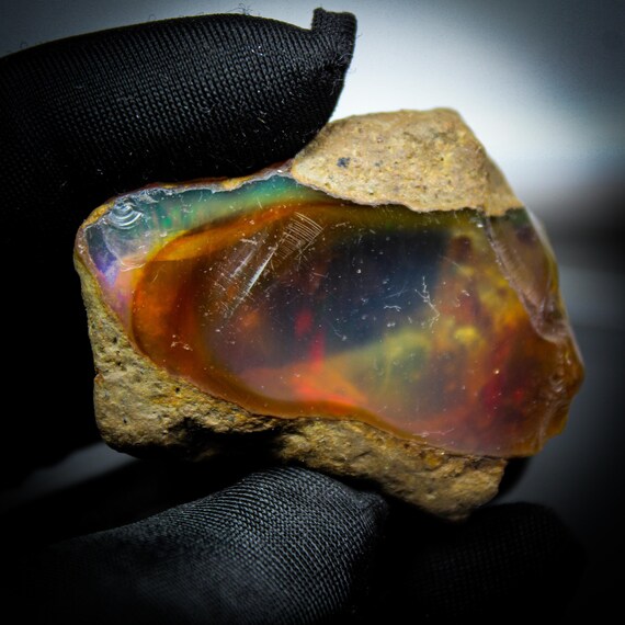 Natural White Ethiopian Opal Raw with Fire (44X35X17 mm, 135.45 Cts)