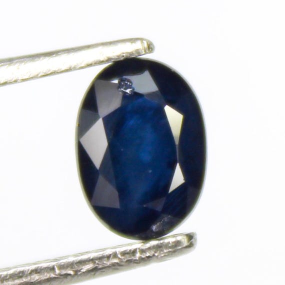 Faceted Oval Blue Sapphire Gemstone: 1.10 ct, 7x5x4 mm
