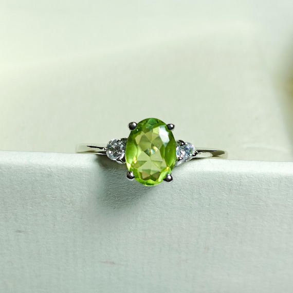 Vintage Oval Peridot Ring: Natural Green Gem, Sterling Silver