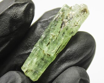 Raw Green Kyanite Piece: Natural Gemstone for Jewelry Making (22.40 Carats, 37x11x5 mm
