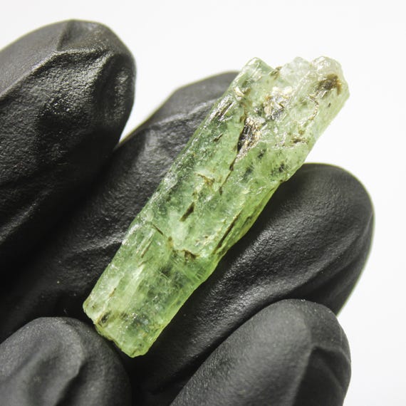 Raw Green Kyanite Piece: Natural Gemstone for Jewelry Making (22.40 Carats, 37x11x5 mm