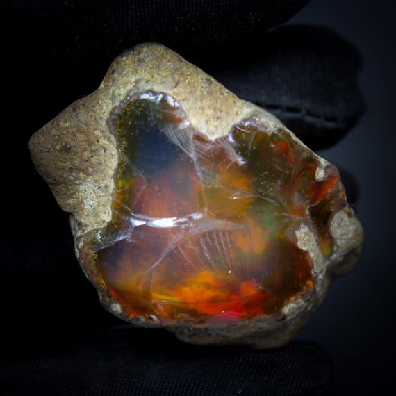 Natural Ethiopian Opal Raw with Fire (44x32x20mm, 158.60Cts)