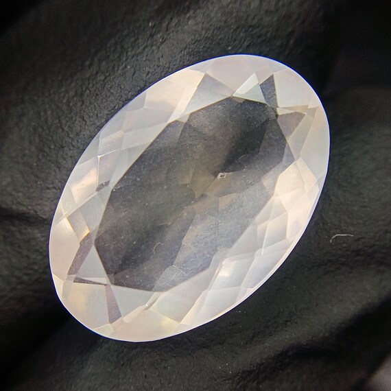 Faceted Pink Rose Quartz Stone: 9.50 Carat Oval Gemstone