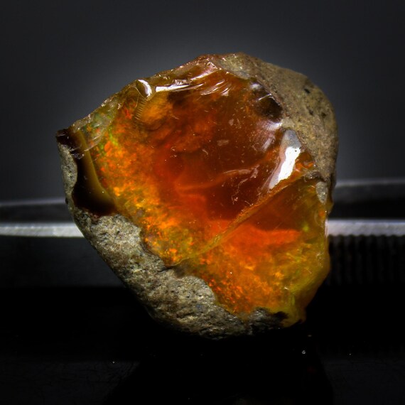 Natural Ethiopian Opal Raw Stone: White Opal with Fire (67.65 Cts, 30X30X14 mm)