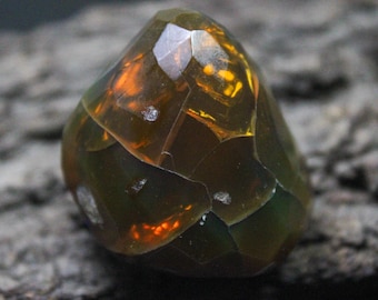 Ethiopian Opal Raw Specimen: Multi Fire Faceted Opal (33x29x26 MM, 135.10 Carats)