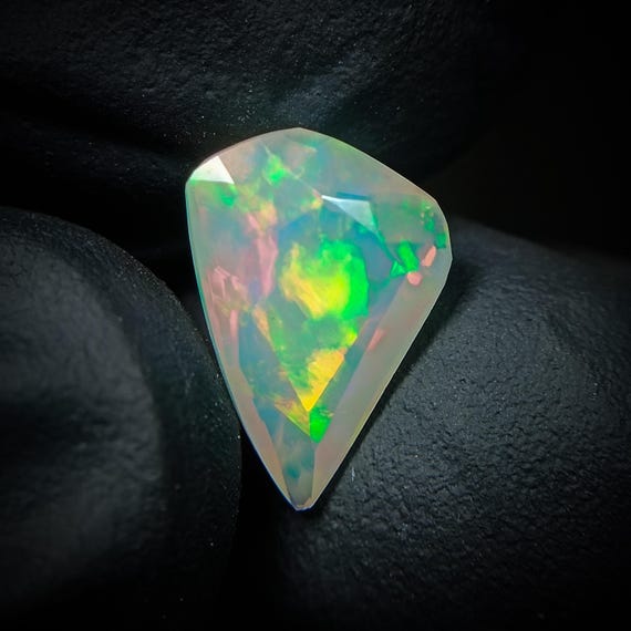 Natural Ethiopian Opal: Faceted Oval Welo Fire Opal (12x8x5mm)