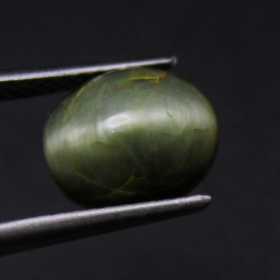 Natural Green Cat's Eye Cabochon: Oval Shape 4.00 Carat Gemstone
