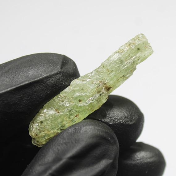 Raw Green Kyanite Piece: Natural Gemstone for Jewelry Making (16.80 Carats, 40x10x5 mm
