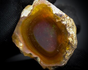 Natural Ethiopian Opal Raw: White Opal with Fire (37X30X21 mm, 104.40 Cts)