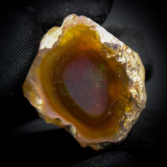 Natural Ethiopian Opal Raw: White Opal with Fire (37X30X21 mm, 104.40 Cts)
