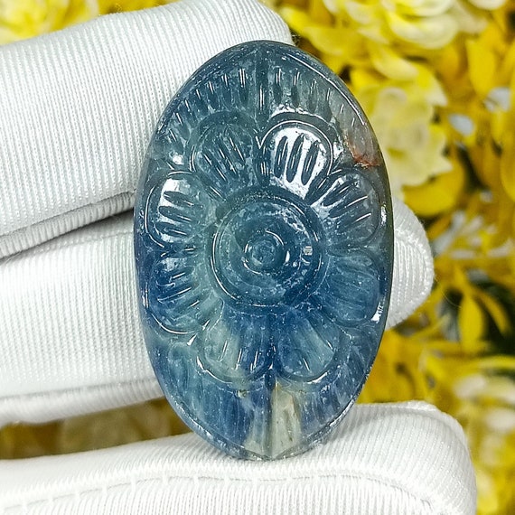 Blue Sapphire Flower Carving: Vintage Gemstone for Necklace (96.00 Cts)