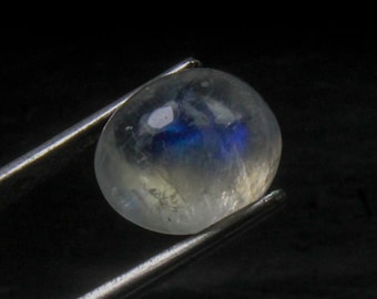 Oval Rainbow Moonstone Cabochon: 5.70 Carat Gemstone for Jewelry Making (11x9x7 mm)