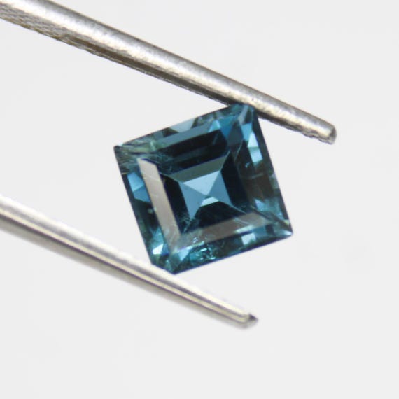 Natural London Blue Topaz Gemstone: 2.10 Carat Square Cut (7x7x5 mm)
