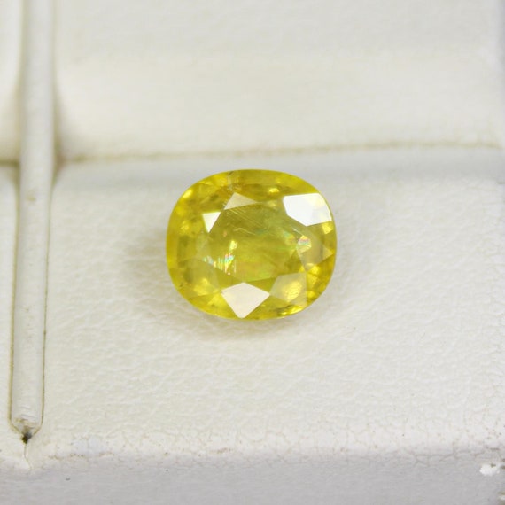 Faceted Yellow Sapphire: 1.55 Carat Oval Gemstone for Jewelry