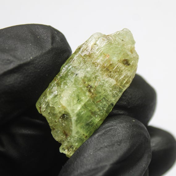 Raw Green Kyanite Piece: Natural Gemstone for Jewelry Making (27.60 Carats, 30x15x6 mm