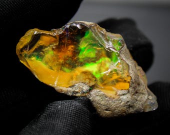 Natural Ethiopian Opal Raw Stone: White Opal with Fire (31 Cts, 36x18x9 mm)