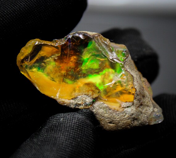 Natural Ethiopian Opal Raw Stone: White Opal with Fire (31 Cts, 36x18x9 mm)
