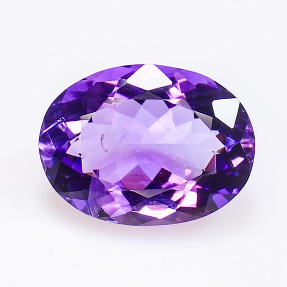 Natural Faceted Purple Amethyst Gemstone: Oval Cut (20x15x9 mm, 15.75 Cts)