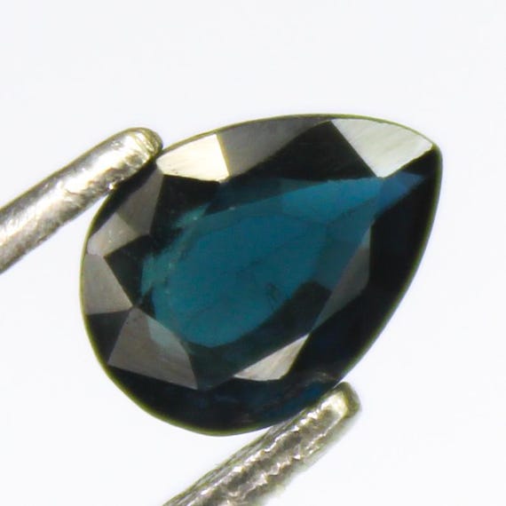 Faceted Pear Shape Blue Sapphire Gemstone: 1.05 Carats, 7x5 mm