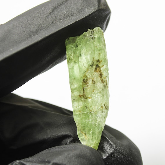 Raw Green Kyanite Piece: Natural Gemstone for Jewelry Making (24.85 Carats, 37x12x5 mm