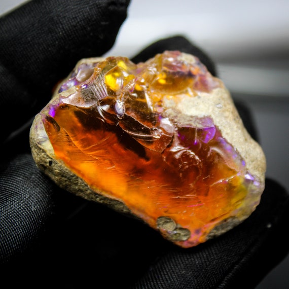 Natural White Ethiopian Opal Raw with Fire (40X32X22 mm, 145 Cts)