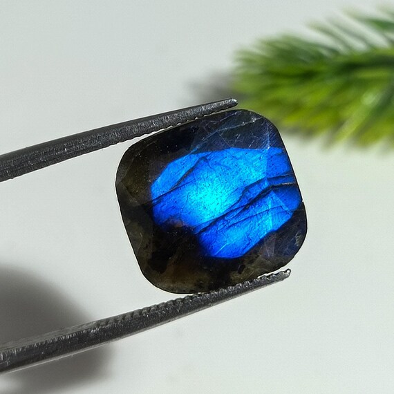 Blue Flashy Labradorite Gemstone: Cushion Cut, 6.60 Cts