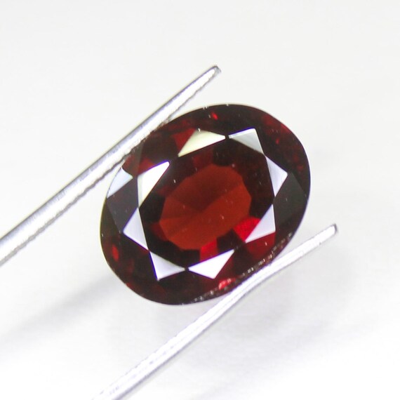 Faceted Red Garnet Gemstone: Oval Cut, 11.20 ct
