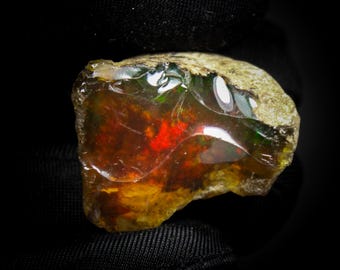 Natural Ethiopian Opal Raw Stone: White Opal with Fire (66.45 Cts, 23X21X22 mm)