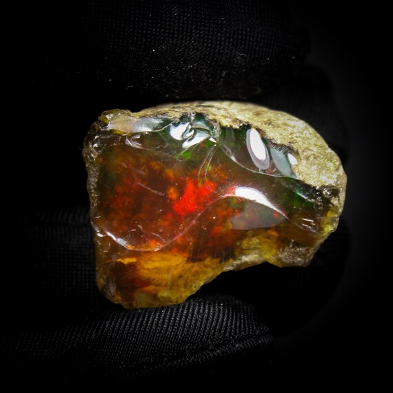 Natural Ethiopian Opal Raw Stone: White Opal with Fire (66.45 Cts, 23X21X22 mm)