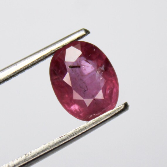 Faceted Pink Sapphire Gemstone: Oval Cut, 1.99 CT, 8x6x4 mm