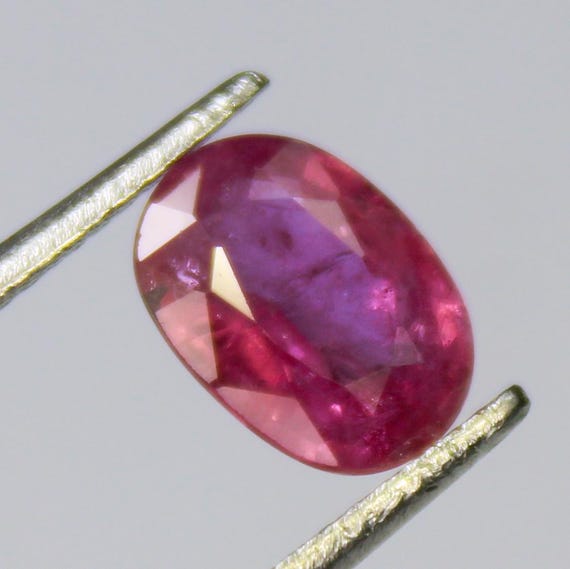 Faceted Pink Sapphire Gemstone: 1.60 Carat Oval Cut