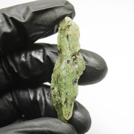 Raw Green Kyanite Piece: Natural Gemstone for Jewelry Making (47.75 Carats, 50x15x9 mm
