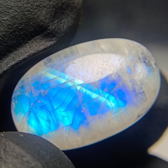 Rainbow Moonstone Cabochon: White Oval Gemstone, 14 Carats