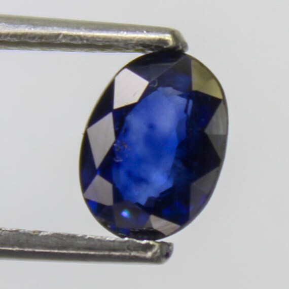 Natural Faceted Blue Sapphire Piece In Oval Shape 0.90 Carats 7x5x3 mm Size