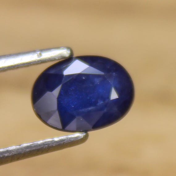 Faceted Oval Blue Sapphire Gemstone: 1.10 ct, 7x5x4 mm