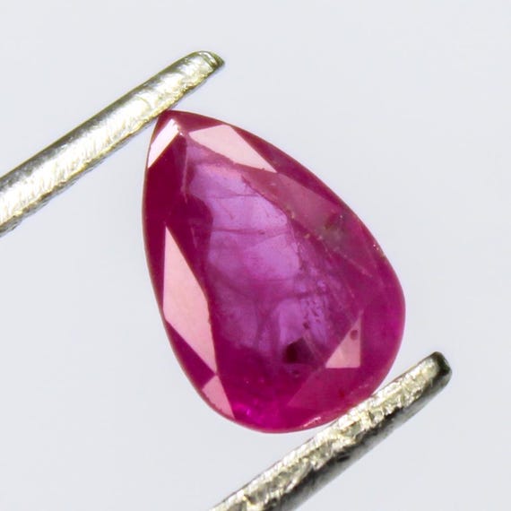 Faceted Pear Cut Pink Sapphire Gemstone: 0.90 Carat
